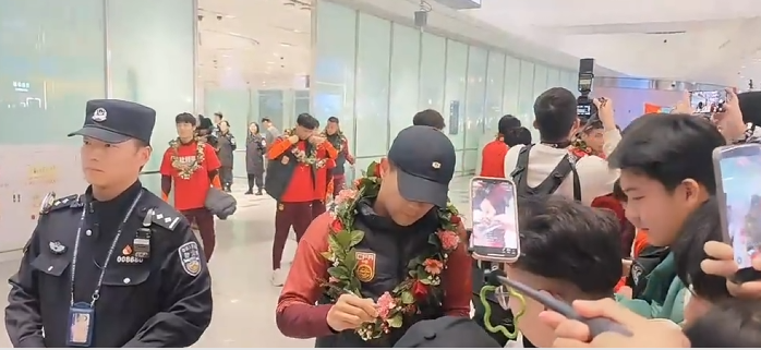 开云体育在线-U23国足载誉而归！上千球迷接机，李昊最受欢迎，球迷兴奋欢呼